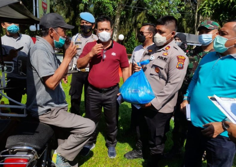 Polsek Kota Kisaran Tes Antigen dan Bagi Sembako Kepada Tukang Becak