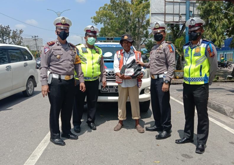  Polres Kampar Kerahkan Anggota Distribusikan 300 Paket Sembako KSP Sahabat Mitra Sejati