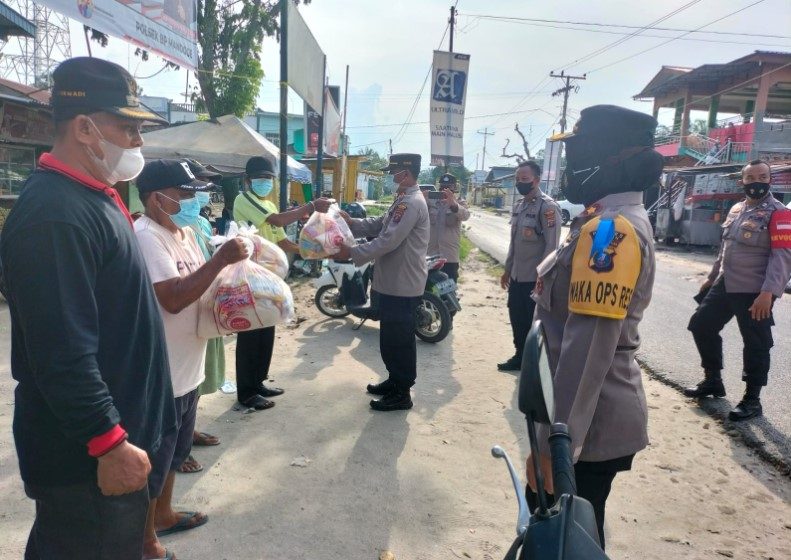 Peduli Kemanusiaan, Polres Asahan Vaksin 1200 Warga dan Bagikan 100 Paket Sembako