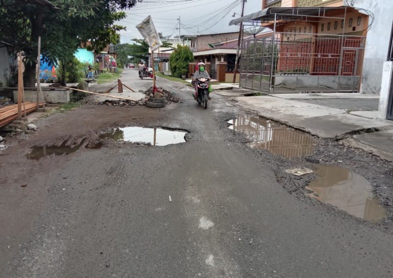  Sejumlah Ruas Jalan di Kota Kisaran Rusak Parah