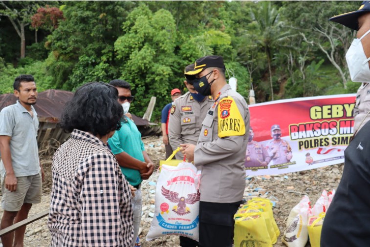  Kapolres Simalungun Tinjau Lokasi Longsor di Sipolha dan Serahkan Bansos Kapoldasu