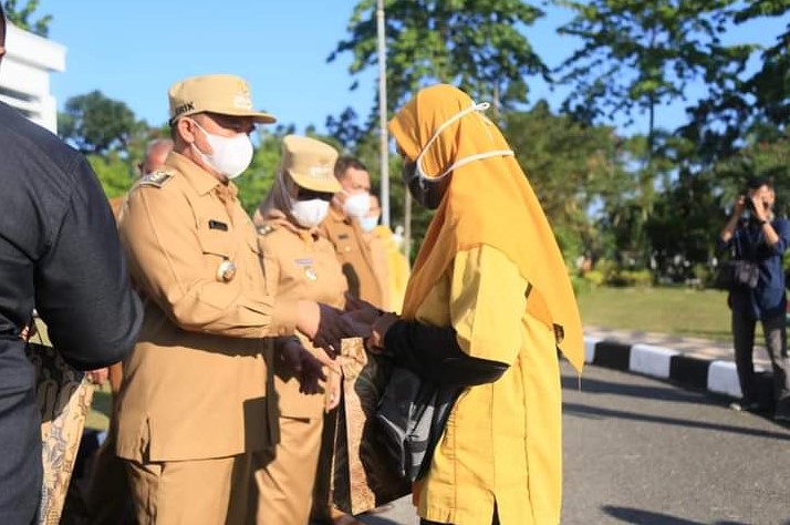 Bupati Labuhanbatu Silaturrahmi Dengan 170 Petugas Kebersihan dan Berikan Cinderamata