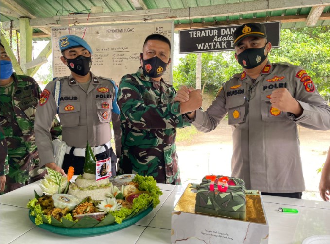 Kapolsek Lima Puluh Berikan Surprise HUT TNI Ke-76 ke Koramil 03