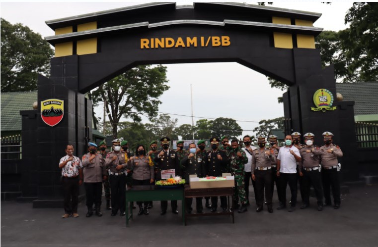  Kapolres Simalungun dan Siantar Berikan Suprise HUT TNI Ke-76 Kepada Danrem, Dandim, Wadan Rindam, Dandenpom dan Batalion 122/TS