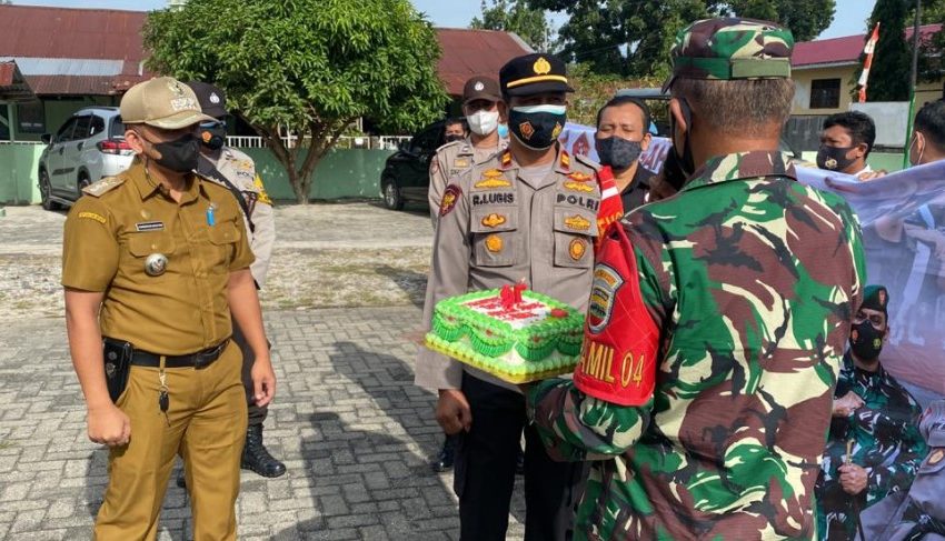  Muspika Siantar Barat Berikan Apresiasi Kepada Danramil 04/SB di HUT 76 Tahun TNI