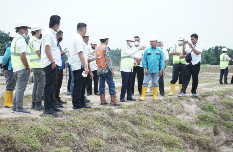  Bupati Asahan Tinjau Pembangunan Bendung dan Saluran Suplesi di Sei Silau Tahap I