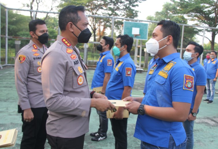 Kapolres Metro Jakarta Barat Berikan Penghargaan kepada 6 Personil