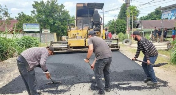  Penuhi Janji, Bupati Labuhanbatu Aspal Jalan Padat Karya