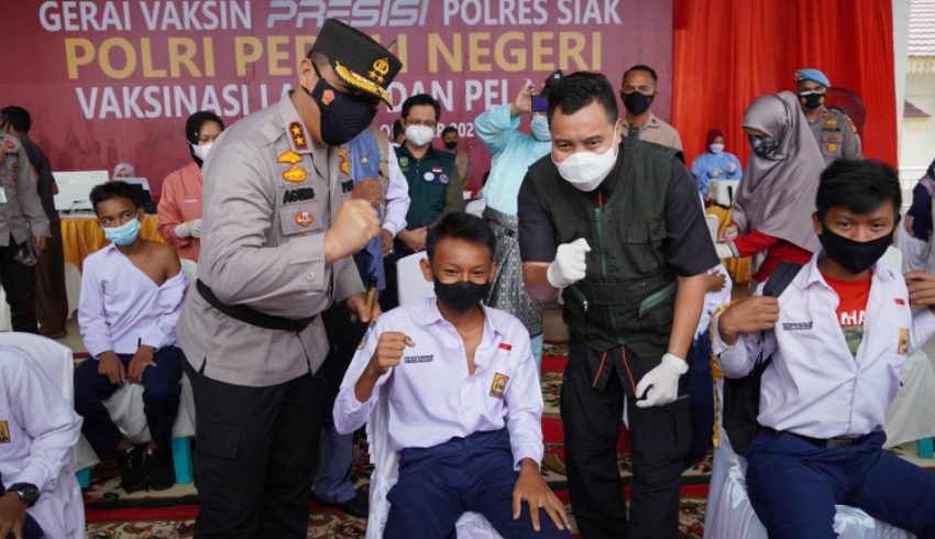  Kunker ke Siak, Kapolda Riau Lakukan Peninjauan Pelaksanaan Vaksinasi Covid-19 Bagi Lansia dan Pelajar