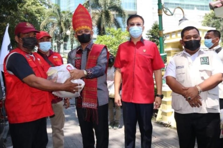 Pemko Medan Apresiasi Bakti Sosial KSJ, Berbagi Sembako Bersama Pengemudi Betor