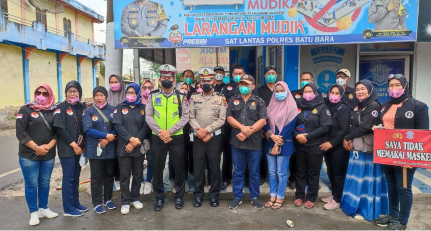 Pendawa Batubara dan Rumah Informasi Edukasi Bagikan Ratusan Masker Kepada Pengguna Jalan