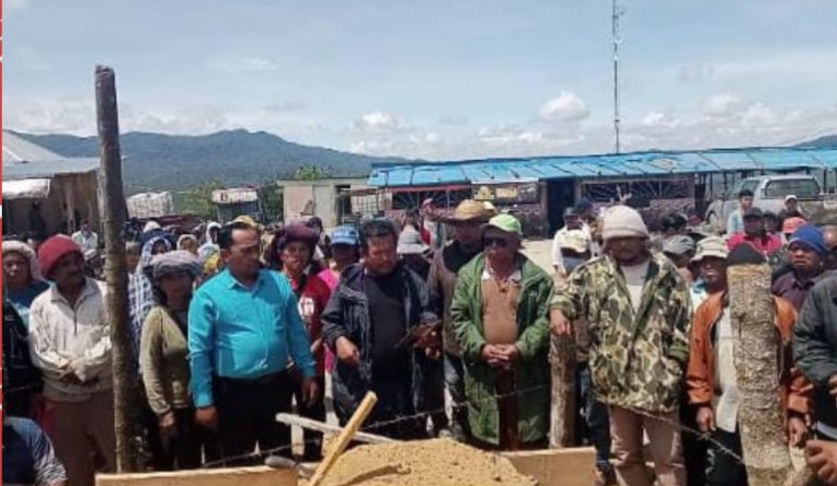 Lawan PT BUK, Ratusan Masyarakat Karo Pagari Tanah Adat di Puncak 2000 Siosar