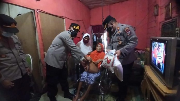 Nek Nuraini Dapat Bantuan Kursi Roda dari Kapolres Pelabuhan Belawan