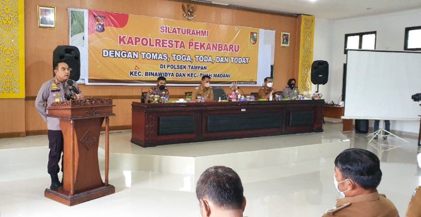  Kapolresta Pekanbaru Jalin Silahturahmi bersama Tomas, Toga, Toda dan Todat di Kantor Camat Bina Widya