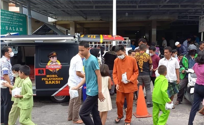  Jumat Barokah Ditreskrimum Polda Riau, Berbagi Nasi Bungkus Dengan Masyarakat