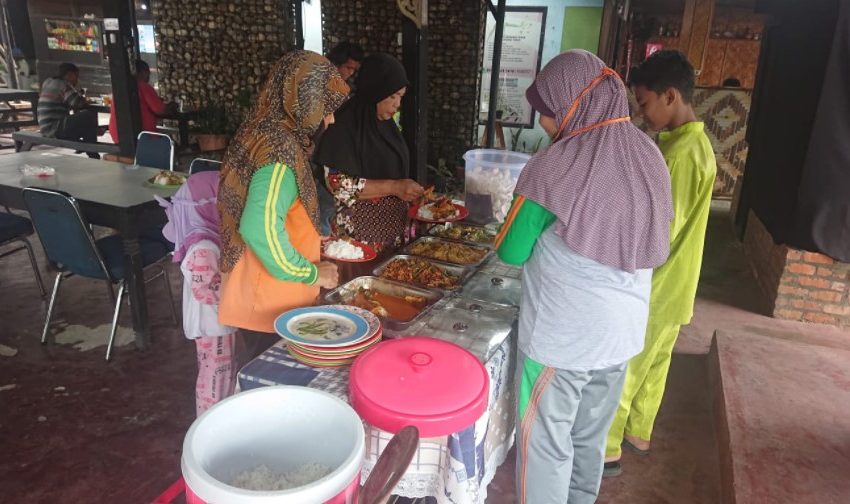  Jumat Barokah Satreskrim Polres Kampar, Sediakan 200 Porsi Makan Siang Gratis Untuk Dhuafa