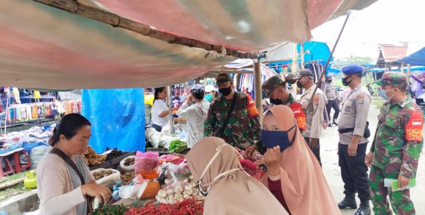 Ops Yustisi di Pasar Rakyat, Polsek Pantai Cermin Himbau Pedagang Tidak Beraktivitas Sampai Larut Malam