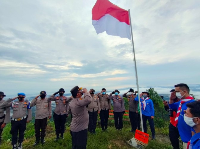  Peringati Sumpah Pemuda, Polres Kampar Gandeng KNPI Kibarkan Merah Putih di Puncak Ranah