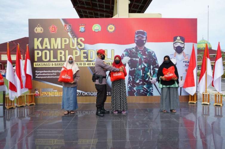  ‘Kampus Polri Peduli’ SPN Polda Riau Gelar Vaksinasi dan Berikan Sembako Kepada Warga