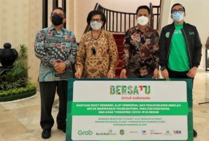  Pemko Medan Terima Paket Bantuan Sosial Sembako dan Alat Sekolah dari Grab Indonesia