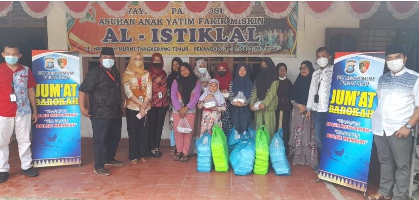  Tim Jumat Barokah Ditkrimum Polda Riau Berbagi Makanan Siap Saji Untuk Dua Panti, Satu Masjid dan Kaum Dhuafa Jalanan 