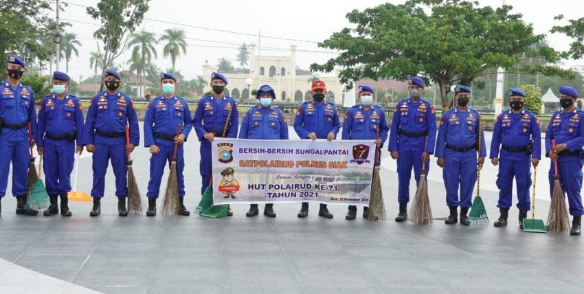  HUT Ke-71, Sat Polairud Polres Siak Gelar Bakti Sosial Bersihkan Pinggir Sungai