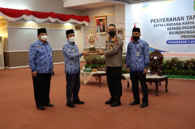  Polresta Pekanbaru Raih Piala Bergilir Gubernur Riau Badminton KORPRI CUP 2021