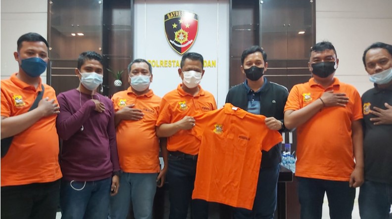  Ketua Pewarta Serahkan Baju Kaos ke Wakasat Reskrim Polrestabes Medan, Ke Depan Pewarta Semakin Eksis