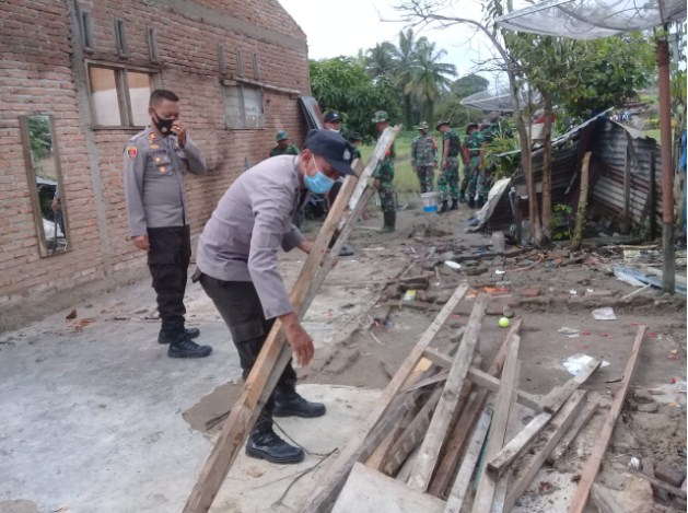  Polri Untuk Masyarakat, Kapolsek Bangun Gotroy dan Bagikan Sembako Kepada Korban Angin Puting Beliung