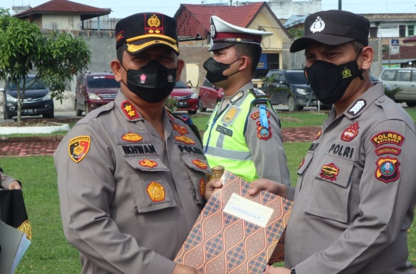 Dua Personil Polres Batubara Raih Reward, Kapolres: Tingkatkan Pelayanan dan Citra Positif Polri