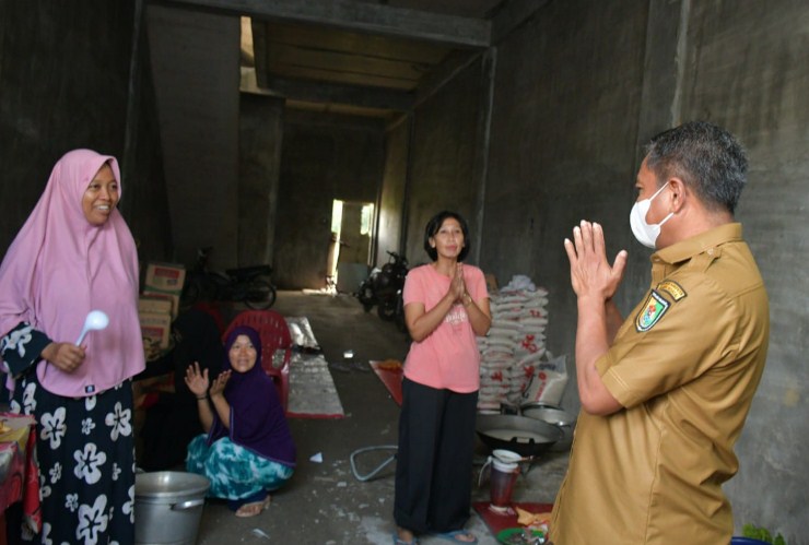  Bupati Sergai Bagikan Sembako ke Posko Pengungsian Sebelum Berangkat ke Kantor