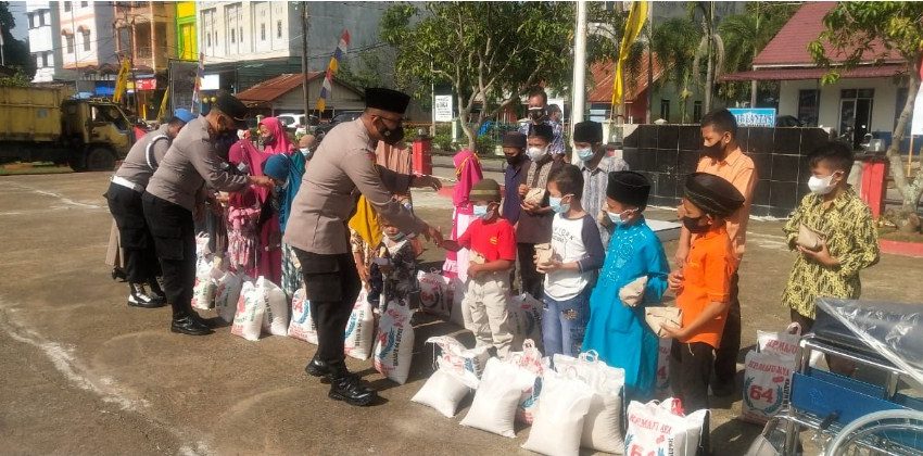 Jumat Barokah, Kapolsekta Kota Pinang Santuni Anak Yatim dan Lansia