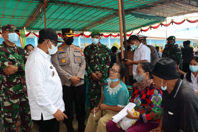  Kapolres Simalungun dan Forkopimda Tinjau Vaksinasi Massal TNI-Polri di YP Binaguna Tanah Jawa