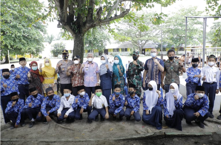  Tinjau Pelaksanaan Vaksinasi di Beberapa Sekolah, Bupati Asahan Tegaskan Vaksin Covid-19 Halal dan Sehat