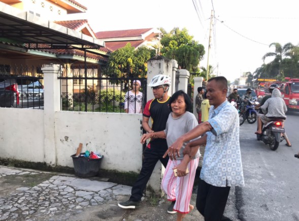  Aksi Heroik Anggota Brimob Polda Riau Selamatkan Lansia yang Stroke dari Kebakaran Rumah