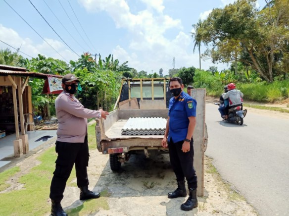  Bhabinkamtibmas Kampung Pinang Barat Bantu Warga Bangun Pos Ronda