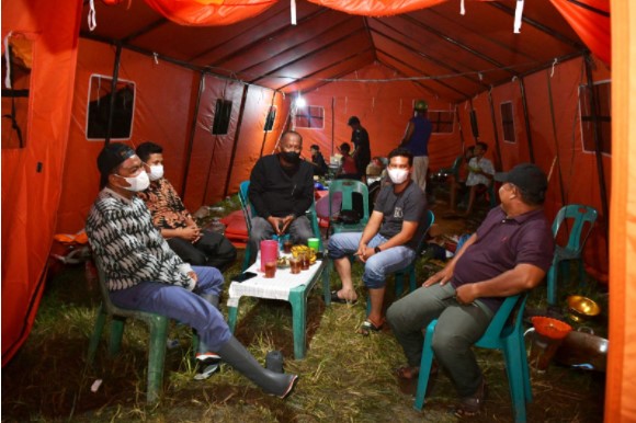  Kunjungi Posko Banjir di Malam Hari, Bupati Sergai Ingatkan Warga Waspada Air Naik