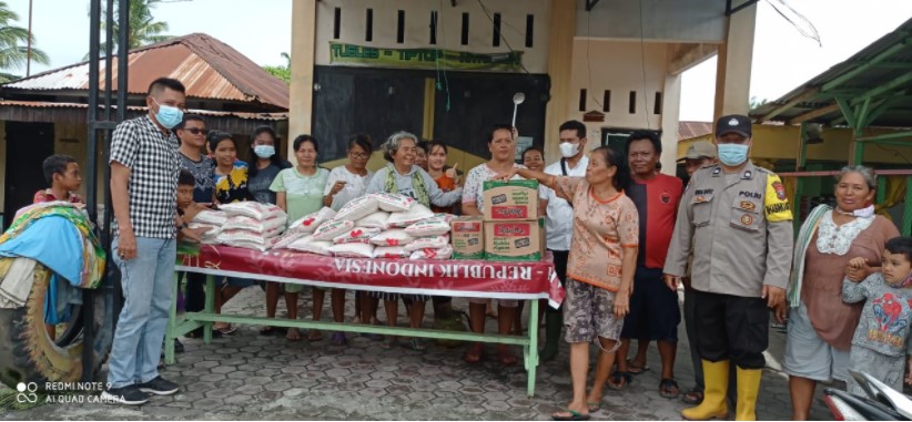  Banjir Meninggi, Wartawan Unit Pemkab Sergai Salurkan Bantuan