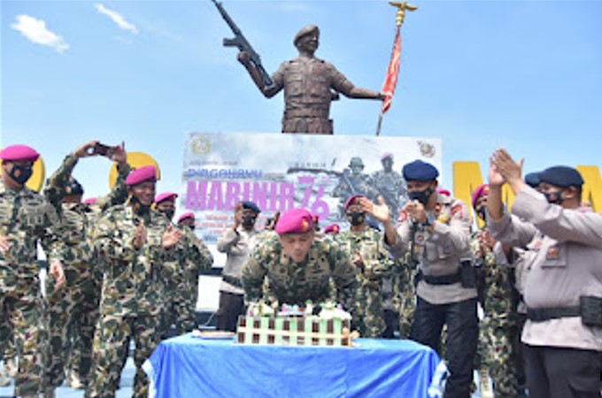 HUT Ke-76 Korps Marinir, Satbrimob Poldasu Berikan Suprise ke Mako Yonmarhanlan