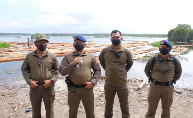  120 Rakit Kayu dan Alat Tebang Disita, Kapolda Riau Tegaskan Buru Kaki Tangan Kelompok Mat Ari alias Anak Jenderal