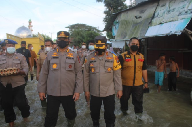  Kapolres Sergai Dampingi Irwasda Polda Sumut Berikan Bantuan Sembako Untuk Korban Banjir