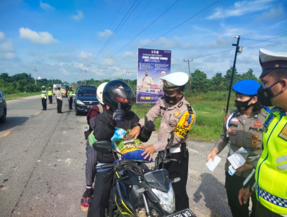  Satlantas Polres Rohil Bagi Masker dan Beras di Ops Zebra Lancang Kuning Hari Ke-7