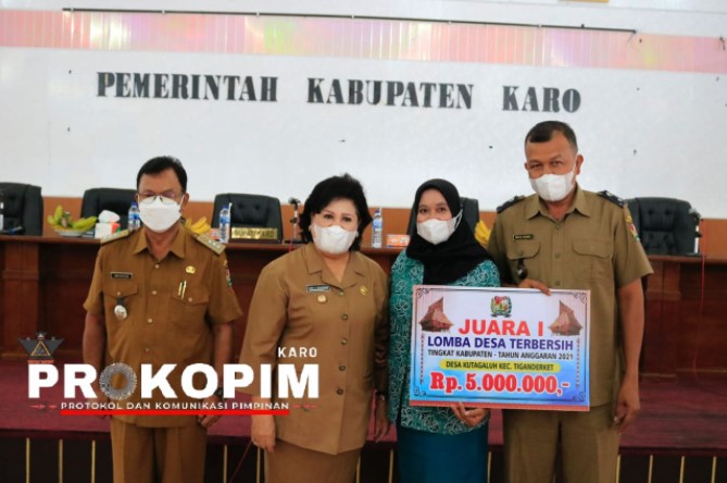  Bupati Serahkan Hadiah Lomba Desa Terbersih se-Kabupaten Karo Tahun 2021