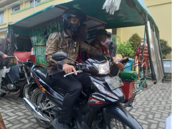 Tinjau Pasar Kapuas, Direksi PUD Pasar Naik Betor dan  Adu Cepat Kukur Kelapa