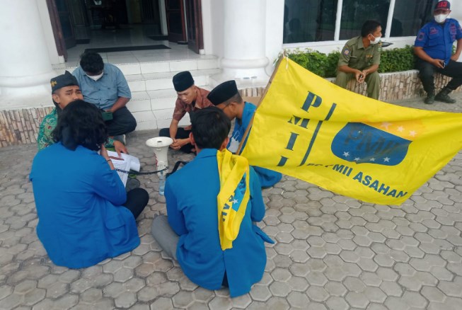  Usir Mahkluk Ghaib, PC PMII Asahan Bacakan Yasin dan Ayat Kursi di Halaman Kantor Bupati