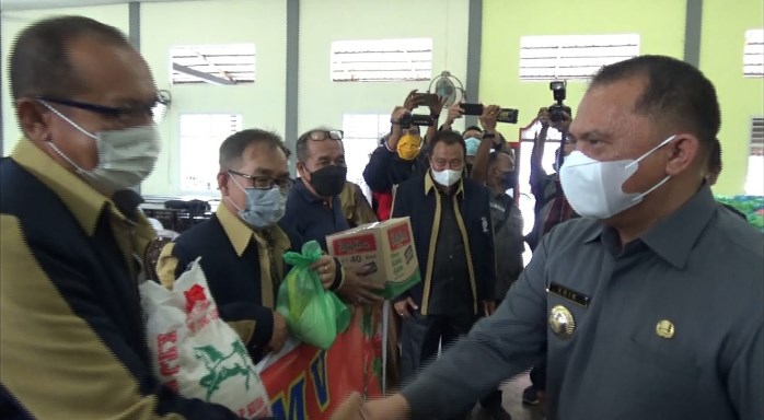 Bupati Labuhanbatu dan BPH BKAG Serahkan Bantuan Sembako Bakti Sosial Oikoumene