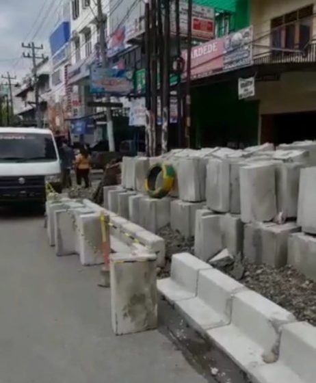  Ganggu Akses Jalan, Warga Glugur Darat 2 Keberatan Material Proyek Pemasangan Trotoar di Tumpuk Sembarangan