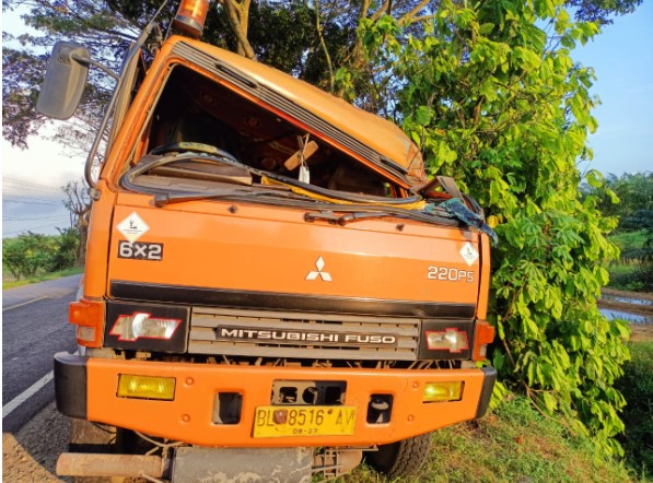 Pengendara Vixion Nyaris Tewas Tabrak Truk Container, Peti Kemas Masuk Parit