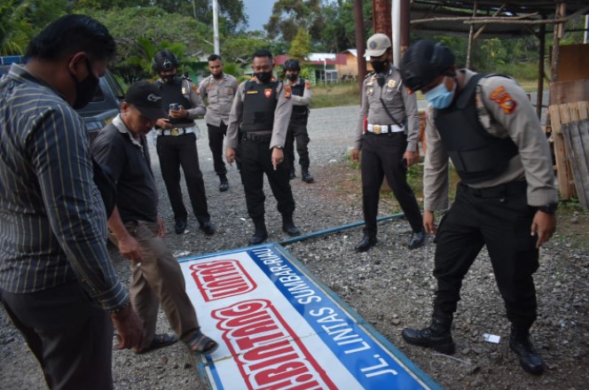  Anggota Polres Kampar Copot Stiker dan Atribut Pelaku Pungli Sopir Truk di Perbatasan Riau-Sumbar