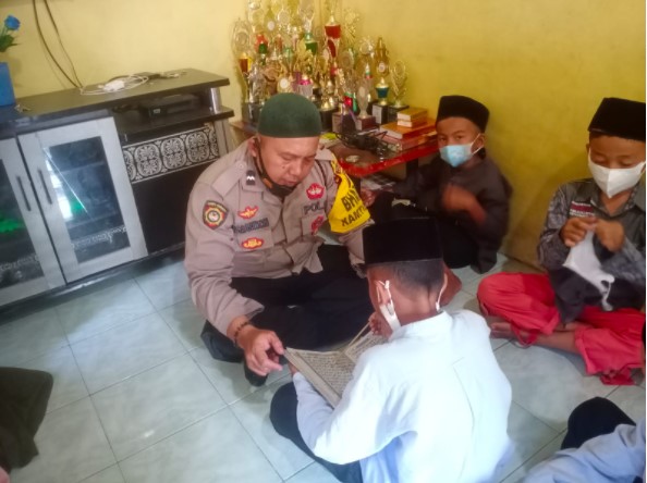  Anggota Bhabinkamtibmas Polres Asahan Ajarkan Anak-anak Mengaji di Dusun III Desa Meranti